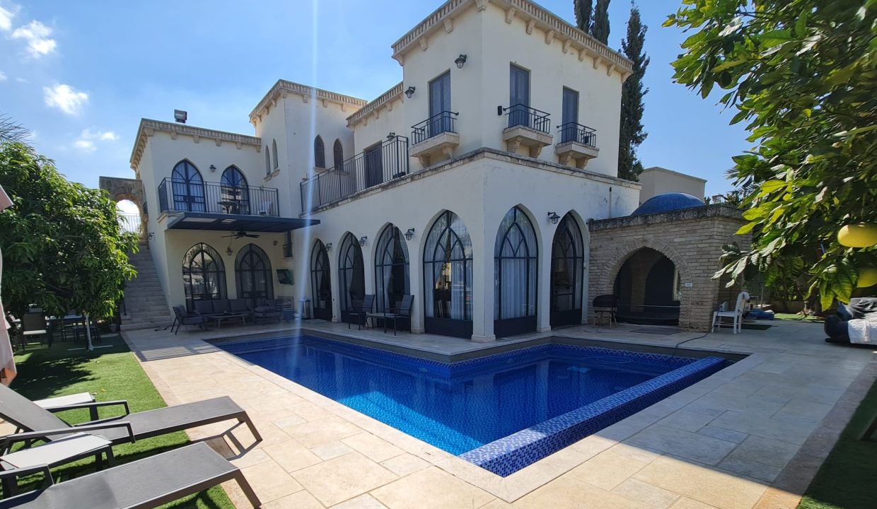 וילה למכירה בקיסריה בשכונת הגולף 2026