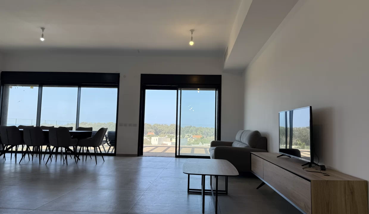 יציאה למרפסת - דירה להשכרה בקיסריה - החברה לנדלן קיסריה