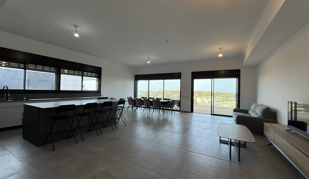 סלון לרוחב - דירה להשכרה בקיסריה - החברה לנדלן קיסריה